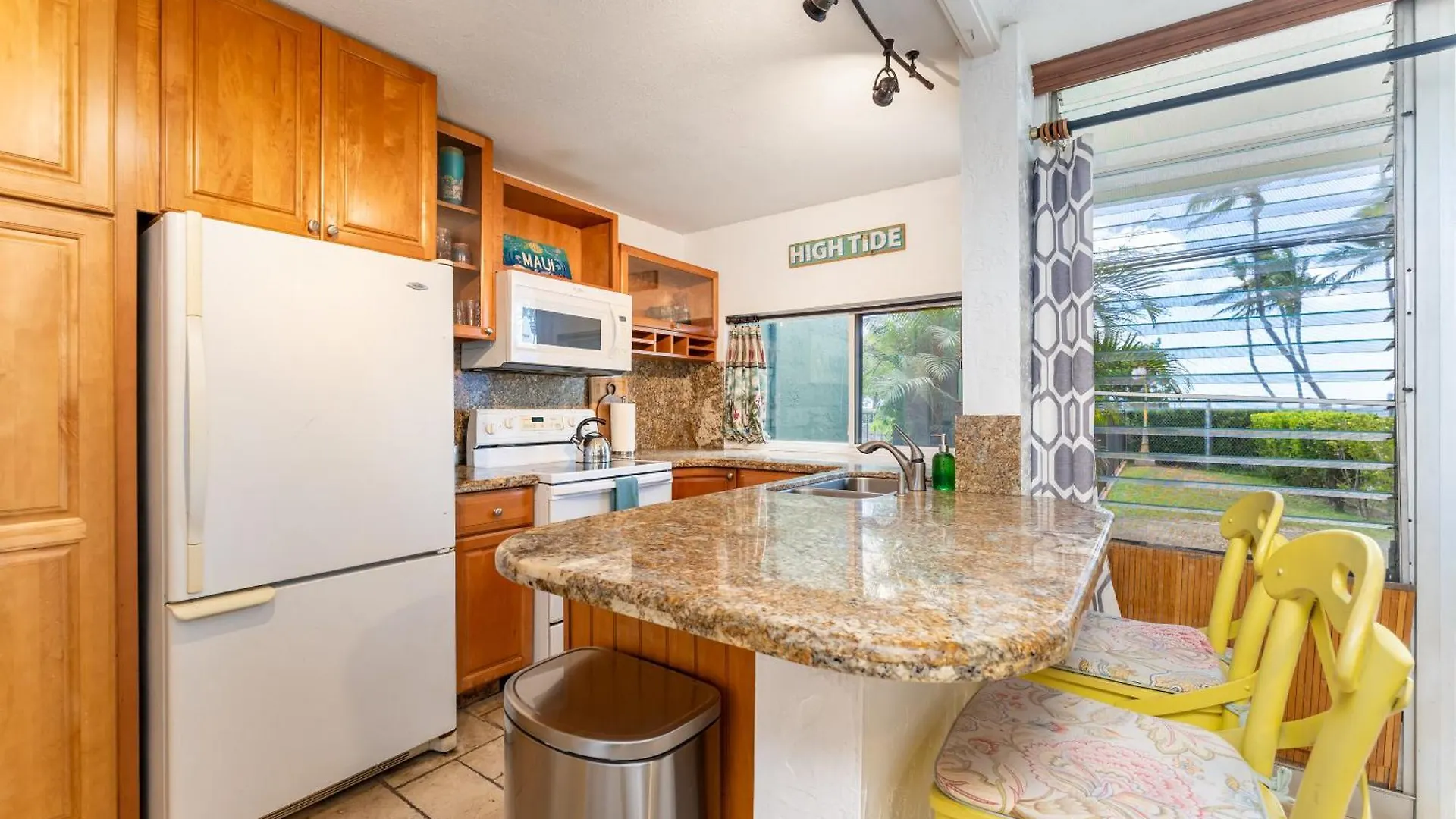 Pineapple Hale - Across From Kalama Beach & Cove contacts